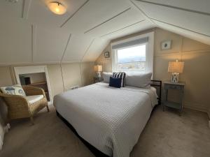 Un dormitorio con una cama grande y una ventana en 3788 The Seagull's Nest home en Pacific Grove