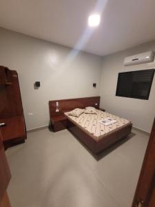 a bedroom with a bed and a flat screen tv at Hotel Madrugada in Sao Paulo