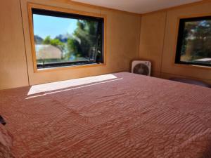 Vuode tai vuoteita majoituspaikassa Kaiteriteri Tiny Home