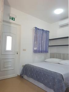 een slaapkamer met een bed, een raam en een deur bij Apartments by the sea Pakostane, Biograd - 16203 in Pakoštane