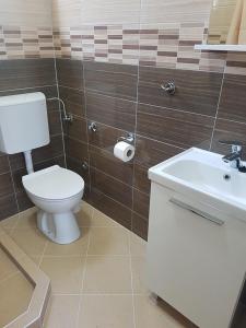 een badkamer met een toilet en een wastafel bij Apartments by the sea Pakostane, Biograd - 16203 in Pakoštane