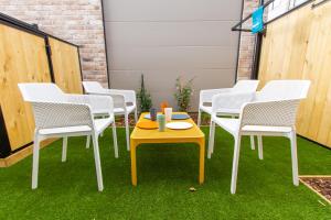a group of chairs and a table on a patio at Glamorous 2 bed CBD townhouse w/King bed in Christchurch