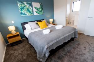 Katil atau katil-katil dalam bilik di Glamorous 2 bed CBD townhouse w/King bed