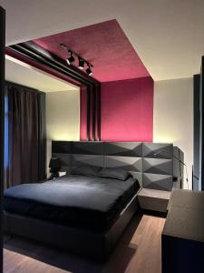 1 dormitorio con cama y espejo grande en Black House, en Trabzon