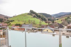 una vista de una ciudad con una colina en el fondo en Penthouse I 85 qm I Boxspring I Balkon I Nespresso, en Oberharmersbach