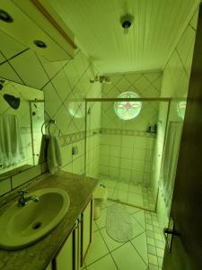 Ένα μπάνιο στο Quarto Na Casa Do Pinheiro