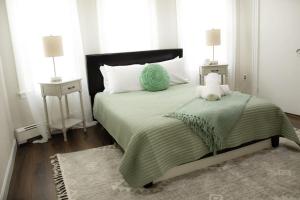 Un dormitorio con una cama con un osito de peluche. en Cozy Getaway en Everett