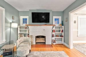 A television and/or entertainment centre at Charming Cuse home close to downtown & university