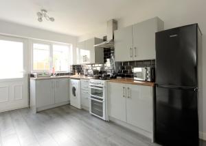 A kitchen or kitchenette at Free Parking Large House Huyton Golf Club M57