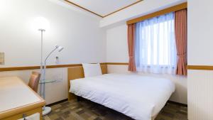 Postel nebo postele na pokoji v ubytování Toyoko Inn Shonan Hiratsuka eki Kita guchi No 1