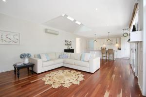 Η κουζίνα ή μικρή κουζίνα στο Bright Bliss Luxury Guesthouse