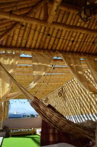 Casa CORAZON DE LEÓN AQP في أريكيبا: أرجوحة في غرفة ذات سقف خشبي