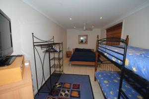 En eller flere senge i et værelse på Coastal Cottage - Belle Escapes Jervis Bay