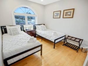 um quarto com 2 camas e uma janela em Romeo Resort -Waterfront- em Wiarton