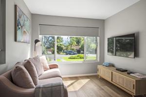 TV a/nebo společenská místnost v ubytování Salt Life Studio 47 - Belle Escapes Jervis Bay