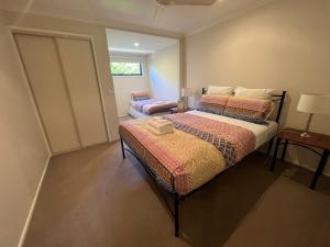 een slaapkamer met een bed met 2 kussens erop bij Magnolia on Toorak in Bright