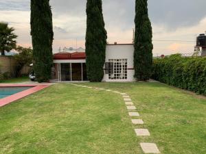 にあるQuinta Maria Luisa / Tenextepec, Atlixco, Pueblaの家の前の木々の庭