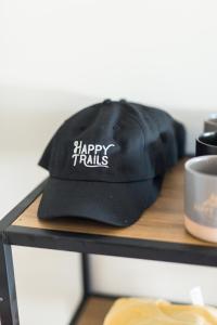 czarny kapelusz siedzący na półce w obiekcie Happy Trails BnB w mieście Tropic