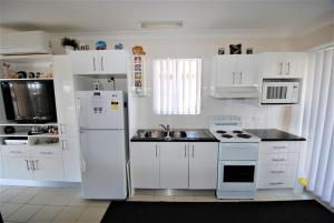 Η κουζίνα ή μικρή κουζίνα στο Water Views - Belle Escapes Jervis Bay