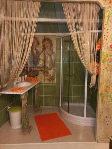 La salle de bains est pourvue d'une douche, d'un lavabo et d'un miroir. dans l'établissement Location meublé de tourisme La Rose des Fables, à Château-Thierry