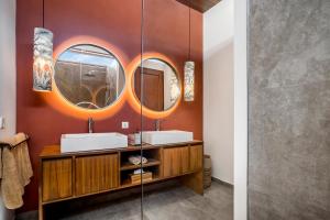 Baño con 2 lavabos y espejo en Nusantara Loft Rote by Alfred in Bali, en Canggu