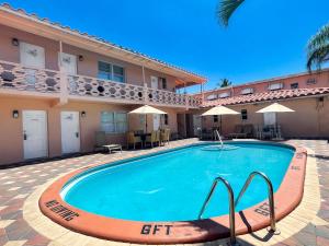 uma piscina em frente a um hotel em The Swan em Hollywood