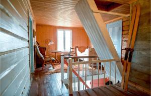 ein Dachzimmer mit einer Treppe in einem Haus in der Unterkunft 4 Bedroom Lovely Home In Kvinesdal in Fossdal