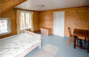 ein Schlafzimmer mit einem Bett und einem Schreibtisch in einem Zimmer in der Unterkunft 4 Bedroom Lovely Home In Kvinesdal in Fossdal