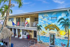 un edificio con un mural en el costado en The Swan, en Hollywood