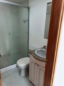 ein Bad mit einem WC, einem Waschbecken und einer Dusche in der Unterkunft Excelente ubicación y acogedor apartamento in Manizales