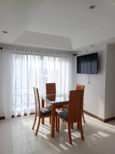 ein Esszimmer mit einem Tisch und 4 Stühlen in der Unterkunft Excelente ubicación y acogedor apartamento in Manizales