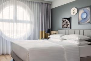 Voodi või voodid majutusasutuse Basel Marriott Hotel toas