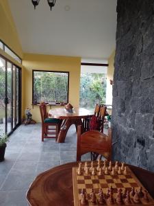 een woonkamer met een tafel en een schaakbord bij Butterfly in Tajo Alto