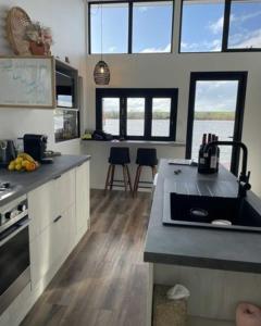 White SandsArk-imedes - Unique float home on the Murray River的相册照片