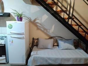 a bed in a kitchen with a refrigerator at Amanecer del Valle in Chilecito