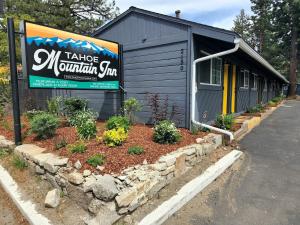 d'un bâtiment avec un panneau indiquant une chanson de montagne dans l'établissement Tahoe Mountain Inn, à South Lake Tahoe