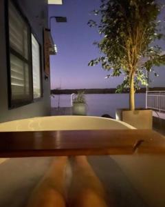 White SandsArk-imedes - Unique float home on the Murray River的相册照片