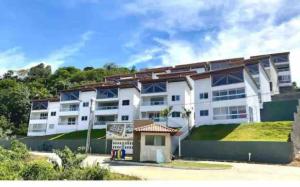 a large white building with a sign in front of it at Casa Absolute Summer Breeze e Piscina in Morro de São Paulo