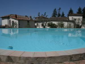 PelagoにあるUnique villa in Pelago with swimming poolの家の前の青い大型スイミングプール