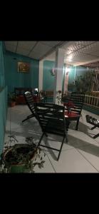 レオンにあるHabitación en casa Familiarの椅子2脚と植物テーブル1台が備わる部屋
