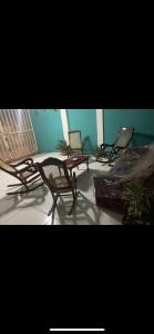 grupa krzeseł i łóżko w pokoju w obiekcie Habitación en casa Familiar w mieście León