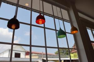 un gruppo di luci colorate appese a una finestra di LOOK UP CAFE INN a Siem Reap