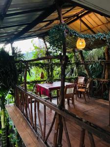 een houten terras met een tafel en stoelen op een patio bij Blue Mountains View in Dambulla