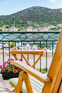 - Mesa con set de té en el balcón en House Lala, en Vinišće