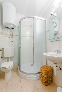 y baño con ducha, aseo y lavamanos. en House Lala, en Vinišće