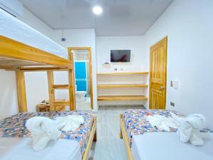 HOSTAL LAS FLORES客房内的一张或多张床位