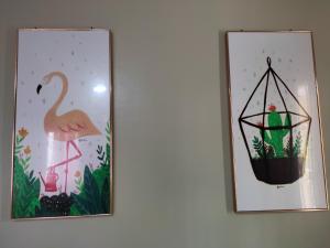 deux images encadrées d'un flamant et d'une lanterne dans l'établissement Casa espetacular próximo ao Museu da Amazônia, à Manaus