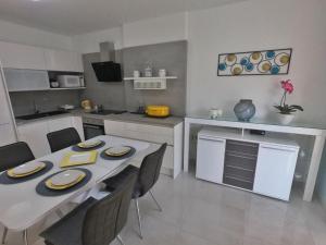 Una cocina con una mesa y sillas en una cocina. en Apartment Beautifull View, en Rabac