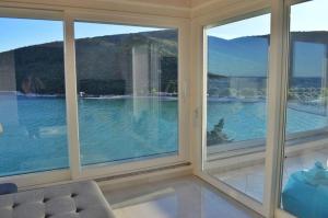 Habitación con ventanas y vistas al agua. en Apartment Beautifull View, en Rabac