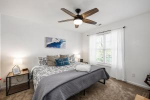 a bedroom with a bed and a ceiling fan at DTGem-SelfCheckin-RainShower-300M-Parking-Walkable in Raleigh